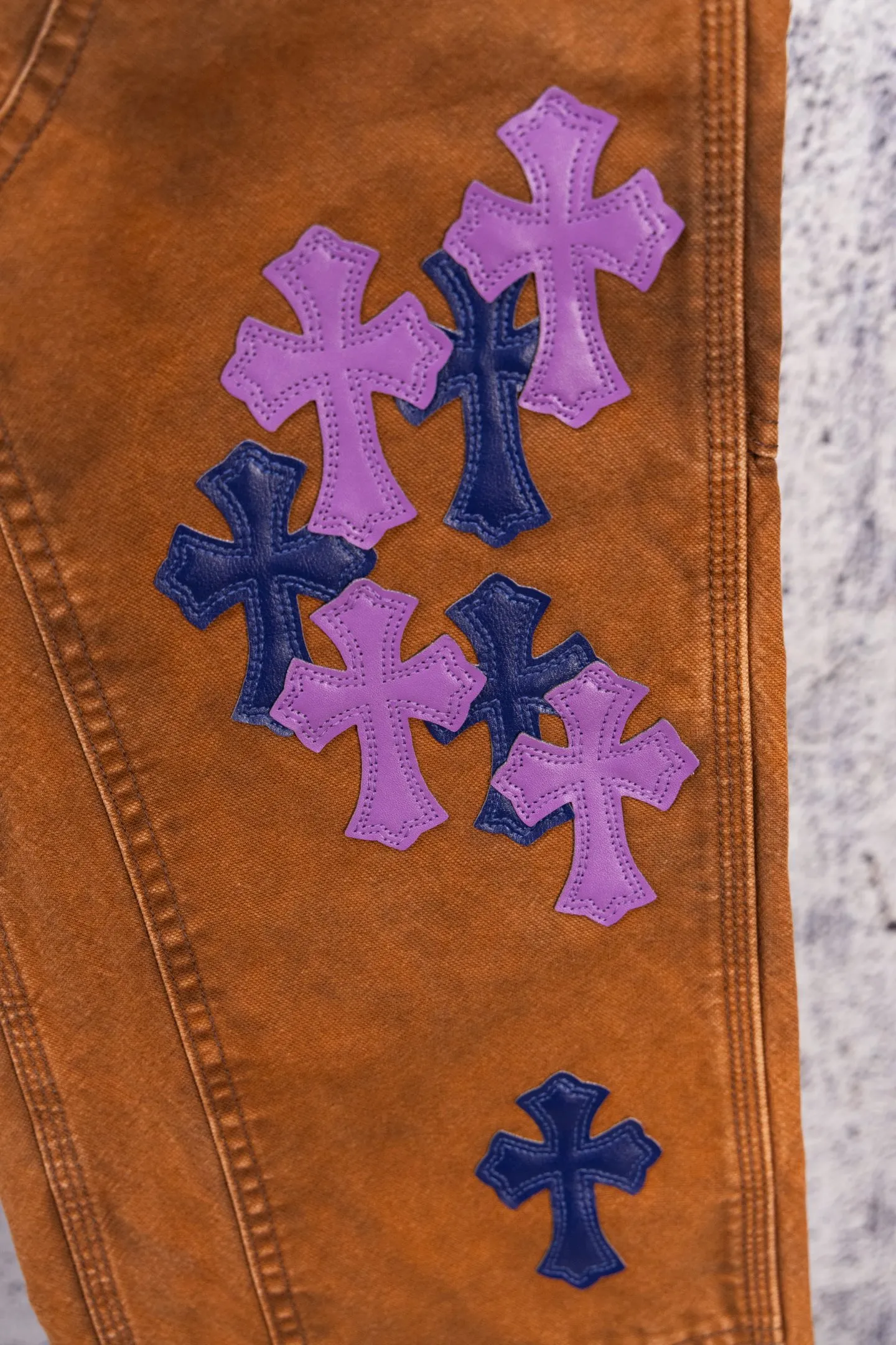 P290 Chromehearts Limited Edition Ox King Blue Purple Cross Patch Leather Brown Jeans Workwear Logging Pants. The counter price is 34W level. The patchwork cross pattern is embellished and the jeans are washed! ! An absolutely high-end luxury product, a 1.9W-level god-level single product, a super popular product, made by top heavy industry, a magic weapon that cannot be missed! [About Zangyin] This is an extremely luxurious fashion brand that can also be called the aristocracy of the high street. It has always been an exclusive brand for some hipsters or rich second generations. Compared with ordinary high streets, it is more luxurious and noble. Compared with luxury brands, it is more fashionable and individual. It has always been a brand that I have a special liking for. [Top heavy industry fashion design] Consistently high-street luxury style. Speaking of this style, the Zangyin family and GU family are definitely the leading representative brands. Especially the Zangyin family has really achieved a state-of-the-art effect in creating high-street style. The unique washed material is used to create this style. The color system is already quite eye-catching. After it is decorated with patchwork cross flowers, it cleverly highlights the charm of the brand. Secondly, this style uses classic The high-waist cutting design highlights the long legs and fashionable temperament of the upper body. The brand is highly recognizable and the slim fit configuration is more suitable for daily wear. It is a product that interprets personality, fashion, and specifications at a glance. This single product is enough to make any fan excited. It can be a white T-shirt for a youthful college style, or a tight suspender for a royal style. It has strong matching ability and can be easily controlled by men.  [Materials and craftsmanship] Needless to say, this point goes without saying. As an excellent craftsman brand, Zangyin’s requirements for details and craftsmanship are really perfect. The washed color of this model has gone through so many processes, not to mention the embellishment of denim appliques. It is also purely hand-made and sewn. Just like what they believe in, only hand-made things have soul and have the meaning of wear. A top-notch heavy-duty fashionable denim item, I look forward to your perfect interpretation! !  Color: Picture color Size: 28-36